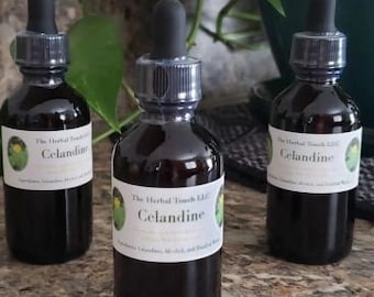 Puede incluir: Tres botellas de vidrio marrón oscuro con goteros y etiquetas blancas. Las etiquetas dicen "The Herbal Touch LLC Celandine".