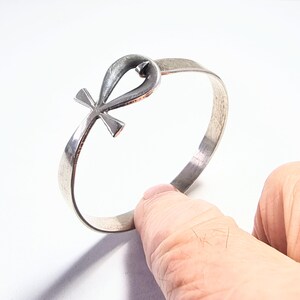 Brazalete con forma de ankh, plata, vintage. GR/2326