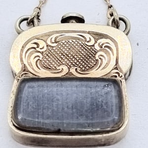Dije para bolso o cartera de señora, estilo georgiano tardío y victoriano temprano, con compartimento frontal de cristal. KAR/1744