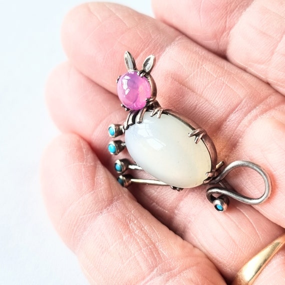 Vintage 1950s Cat Brooch: Silver, Ruby, Chalcedon… - image 6