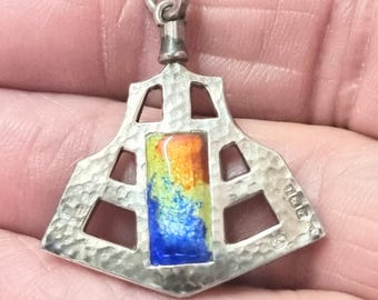 Colgante de plata y esmalte Arts & Crafts, ensayado y con sello de contraste. FO/1747