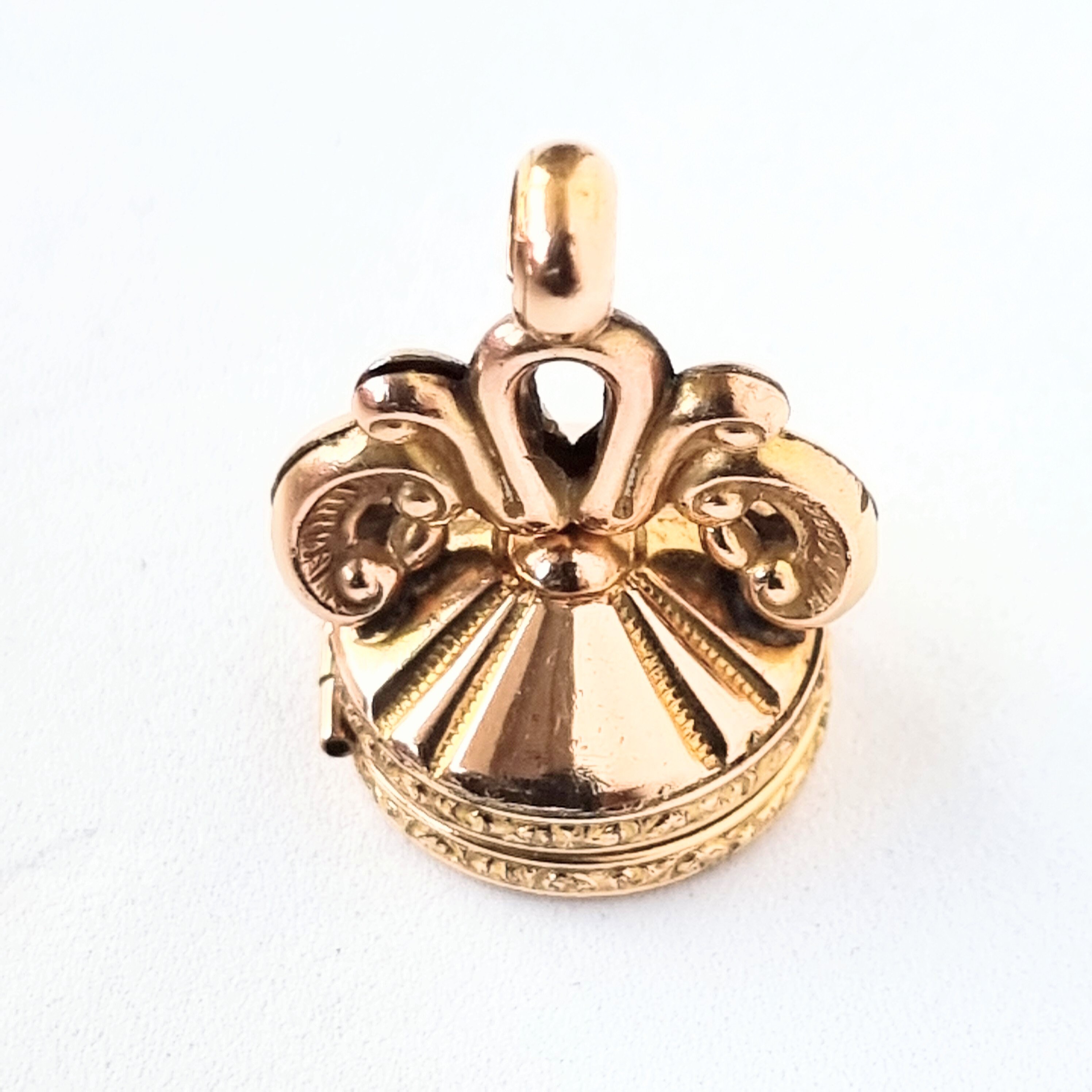 アンティークの印章型ロケット、ペンダント、19 世紀後半から 20 世紀