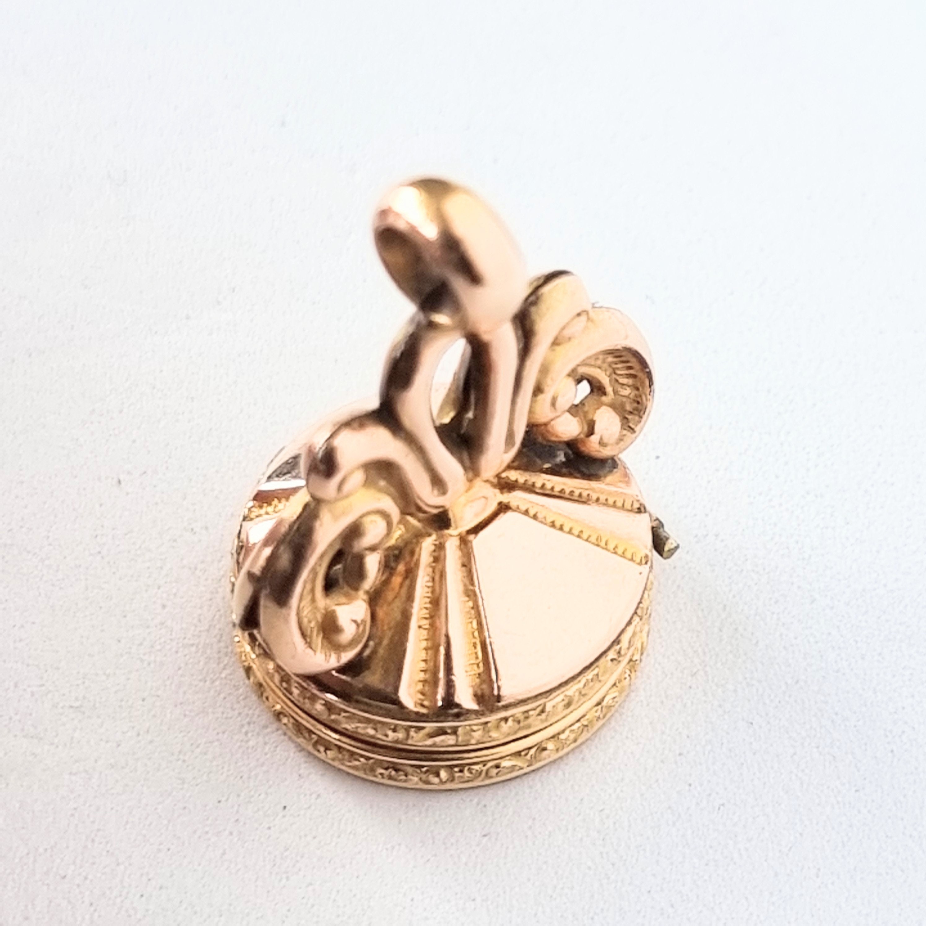 アンティークの印章型ロケット、ペンダント、19 世紀後半から 20 世紀