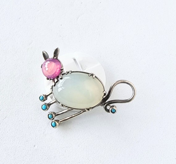 Vintage 1950s Cat Brooch: Silver, Ruby, Chalcedon… - image 2