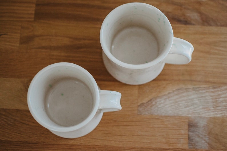 Medium green confetti ceramic mugs