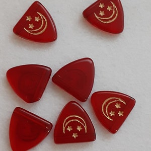 Peut inclure: Six jetons de jeu triangulaires rouges avec un motif de croissant de lune et d'étoiles dorées.