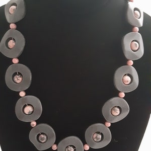 Rhodoniet en zwarte stenen hanger met sterlingzilveren sluiting
