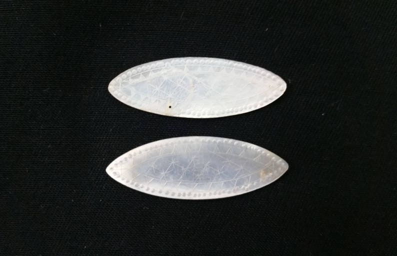 x2 Antique Chinese Carved Mother-of-Pearl Oval Gaming Tokens/Counters/Pieces/Chips image 2