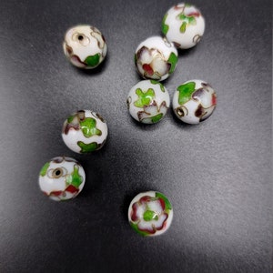 x1 Vintage White Cloisonne Enamel and Gold Tone Round Bead with Floral Pattern.  CL-10