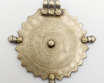 Pendentif en émail et or avec diamants et grenat taille table, Inde