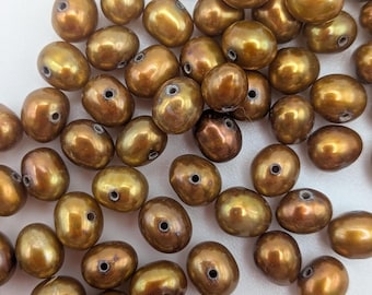 Lote de 92 perlas sueltas ovaladas de agua dulce color oro. - FWP-G11