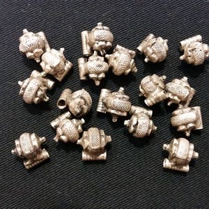 x1 Vintage Afghanistan Bianco Metallo/Argento Repousse Pendente / Amuleto Perla - 1970 -