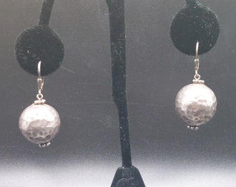 Paire de boucles d'oreilles dormeuses Thailand Hill Tribe en argent martelé/perles globuleuses et argent sterling .925 - Boucles d'oreilles personnalisées -
