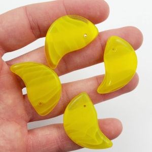 x1 Vintage Rare Czech Republic/Bohemian Opaque Yellow Glass Claw Wedding Pendant / Bead