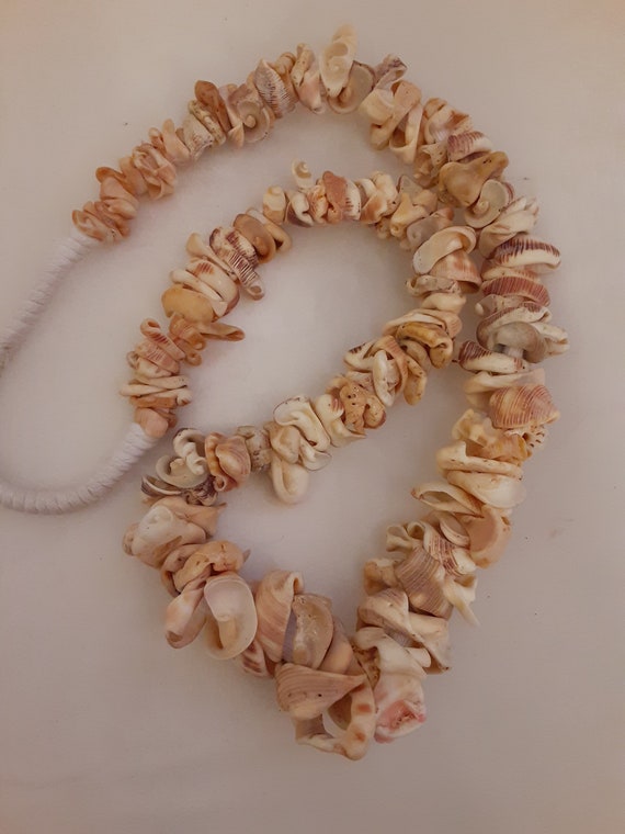 Vintage Shell Bead Necklace Strand in Graduated Si