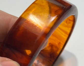 40's era Thick Prystal Tea Bakelite Bangle, Vintage Catalin Bracelet
