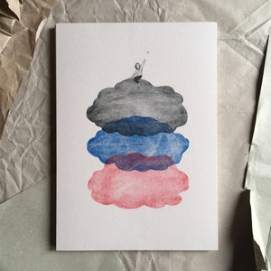 Peut inclure: Une illustration dessinée à la main d'une personne debout sur une pile de trois nuages. Le nuage du haut est gris, le nuage du milieu est bleu et le nuage du bas est rose.