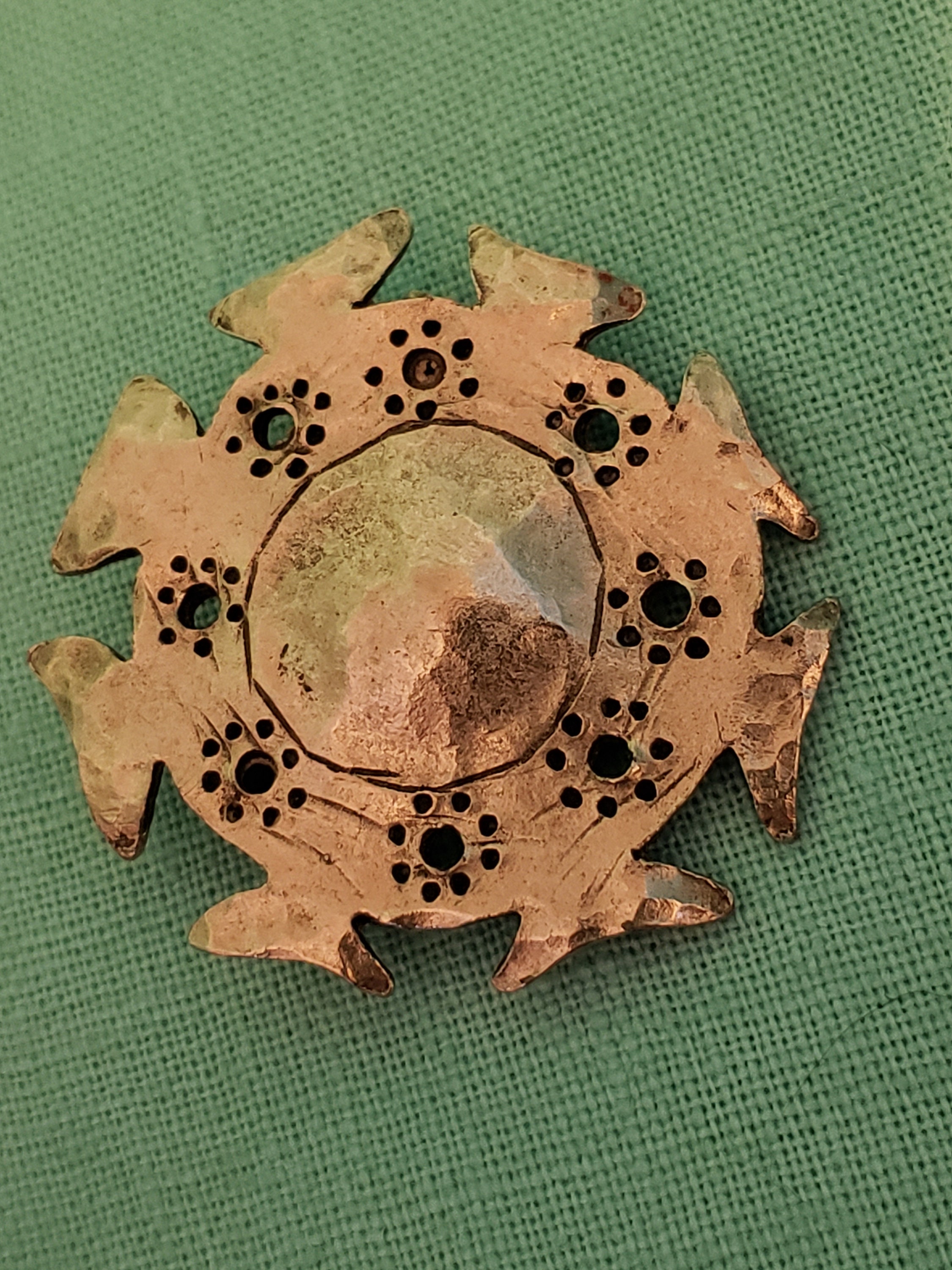 Broche Ancienne à Pince - Métal Doré Avec Face émaillée - Occasion (petites Taches)