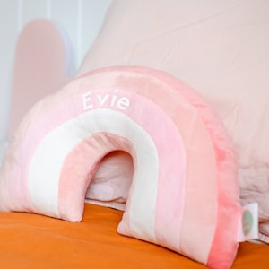 Blush roze kussen - regenboogvorm - zacht + pluche - perfect voor elke slaapkamer of kinderkamer