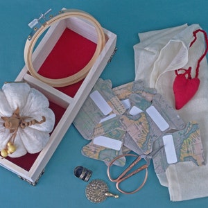 Kit per ricamo vintage: forbici da cucito, telaio, puntaspilli e altro