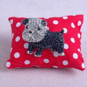 Bulldogge Brosche aus Emaille: Stilvolles Hundebesitzer Accessoire