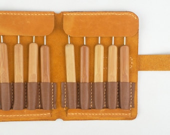 Handmade Leather Crochet Hook Holder: hook diamrter 0,5-2,75mm, Travel Knitting Organizer