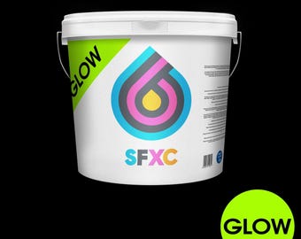 Könnte beinhalten: Ein weißer Kunststoffeimer mit Henkel, der an der Ecke ein lindgrünes Etikett mit dem Wort GLOW aufweist. In der Mitte befindet sich ein kreisförmiges Logo in Blau, Pink und Gelb mit dem Text SFXC darunter. Ein separater lindgrüner Kreis mit GLOW ist sichtbar.