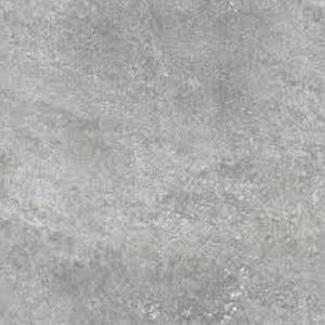 Può includere: Una piastrella quadrata con una superficie grigio chiaro e una consistenza maculata simile alla pietra. La finitura presenta sottili variazioni di tono, tra cui macchie grigio scuro e aree più chiare che creano un aspetto naturale e usurato.