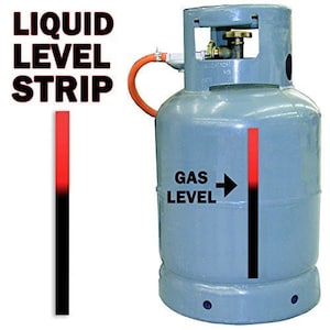 Könnte beinhalten: Ein grauer Propantank mit einem schwarzen und roten Flüssigkeitsstandstreifen. Der Streifen trägt die Aufschrift "GAS LEVEL" und einen Pfeil, der nach rechts zeigt. Der Tank hat einen schwarzen Schlauch, der oben angebracht ist.