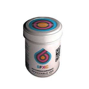 Peut inclure: Un récipient blanc avec un logo bleu, rose et orange qui dit "#HYDROCHROMIC SPRAYABLE INK" et "SFXC". Le récipient a un code QR sur le côté.