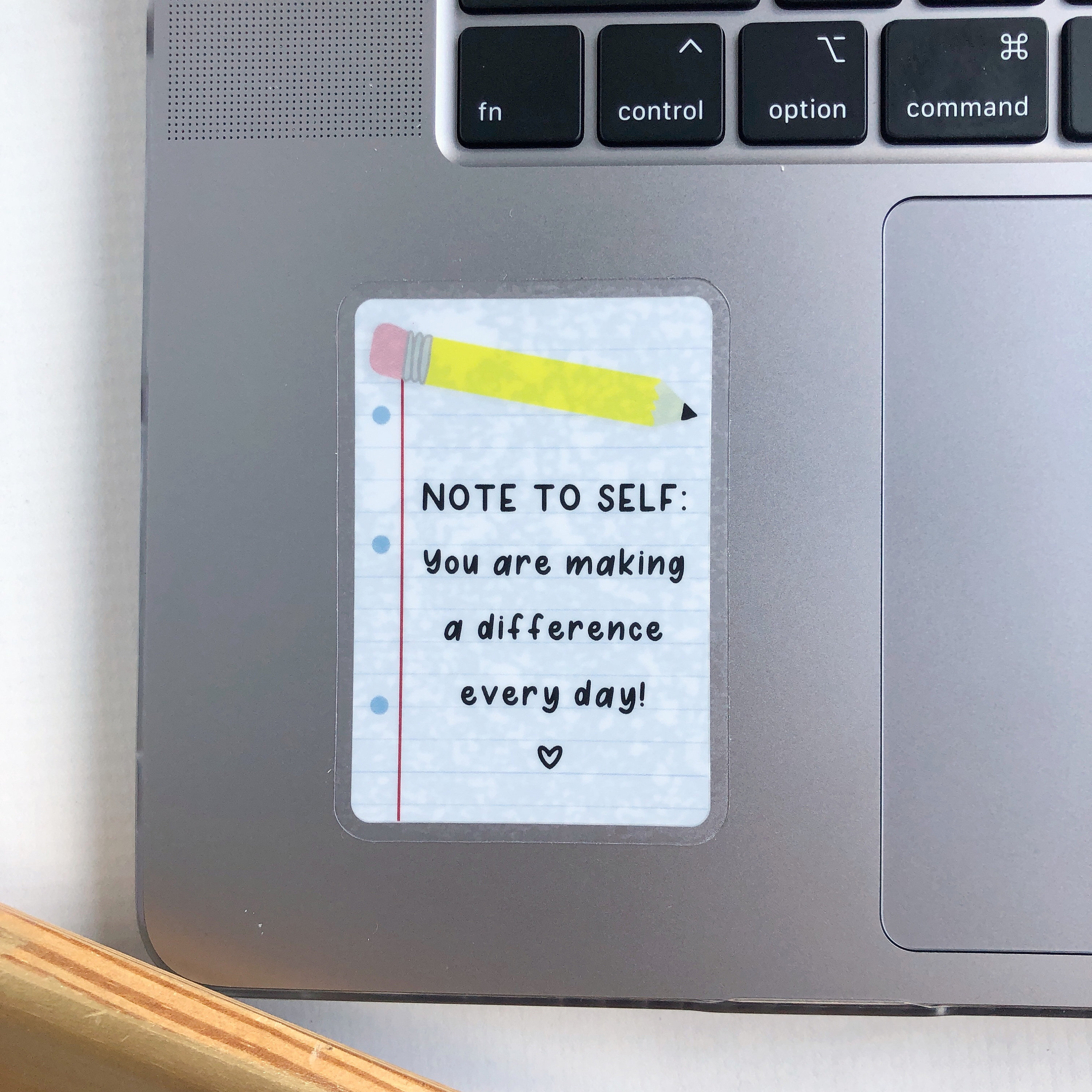 Notiz an mich selbst: Du machst jeden Tag einen Unterschied – Wasserfester Aufkleber mit liniertem Papier und Bleistiftdesign, 3" durchsichtige Wasserflasche + Laptop-Aufkleber