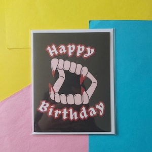 Joyeux anniversaire Vampire Fangs Teeth A6 Carte de voeux vierge à l'intérieur LGBTQIA + Occasion d'anniversaire Anatomie Emo Goth surnaturel Mythologie Folklore