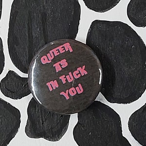 Insignia "Queer As In Fuck You Pride" – Activismo punk, alegría LGBTQIA+ (32 mm)