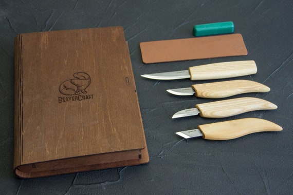 Basic Knives Ensemble de 4 couteaux dans une bibliothèque Couteaux de  sculpture sur bois Outils de sculpture sur bois Sloyd Knife Starter Set  Livre BeaverCraft S07 -  France