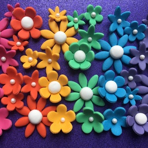 36 fondant rainbow flowers. Suits unicorn rainbow party xx