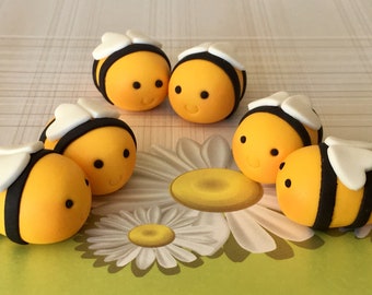 12 fondant sugar bees. Cake toppers. Cupcake toppers. Approximately 3cms long.