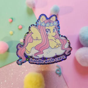 Pegatina holográfica con purpurina de Fluttershy de 3"