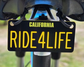Plaque d'immatriculation de vélo Californie personnalisée - Gravée - Plaque de vélo électrique Scooter Enfants voiture Tags Plaque d'immatriculation E-Bike - Nom personnalisé Vélo