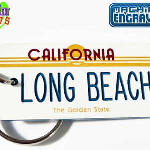 Long Beach License Plate Keychain Tag - 1980 Vintage Sun Plate - Travel Vacation Trip - Souvenir Pride - Old English Keytag - Portachiavi retrò