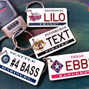Personalisierte Baseball Schlüsselbund Tags - Zwillinge - Piraten - Seefahrer - Waldläufer - Individuell gravierte Retro KeyTag Coach Geschenk - Lizenzierter MLB Schlüsselring