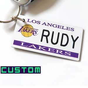 Llavero personalizado de los Lakers - Grabado personalizado - Llavero de los Lakers - Etiquetas con nombre de baloncesto para bolsos - Equipos deportivos - Regalo con llavero con licencia de la NBA
