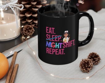 Può includere: Tazza da caffè nera con un design bianco che dice "Mangia. Dormi. Turno di notte. Ripeti." con un'illustrazione di un'infermiera dei cartoni animati.
