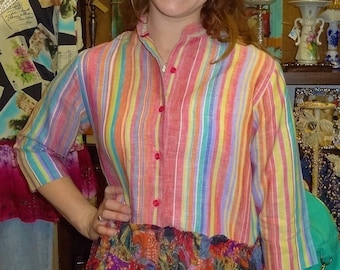 Blusa de rayas upcycled mediana / grande con volante floral divertido