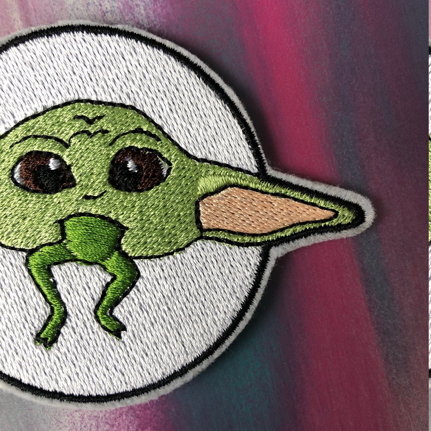 Hungry Baby Yoda Stickdatei, Stickdatei, Science Fiction, Stickmuster ...