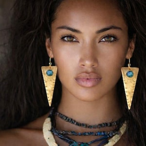 Pendientes triangulares de latón, pendientes geométricos, joyas bohemias, joyas hechas a mano, cuentas azules, pendientes gruesos