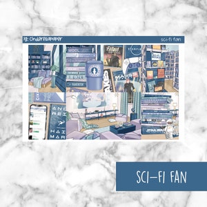 Puede incluir: Ilustración digital con temática de ciencia ficción. La imagen incluye pilas de libros, una taza de café, un smartphone y un salón. El texto "sci-fi fan" se muestra en la parte superior e inferior de la imagen.