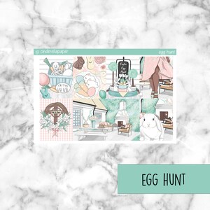 Puede incluir: Un conjunto de pegatinas para planificador con temática de Pascua que incluyen un conejito, huevos, una cesta, una cruz y una casa. Las pegatinas están sobre un fondo blanco con un patrón de cuadros rosa y blanco. El texto "Egg Hunt" está escrito en letras grandes sobre un fondo verde.
