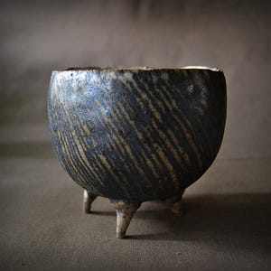 Handbuilt Ceramic Bowl with Four Legs – Wabi Sabi Chawan – Sculptural Pottery – Textured Stoneware – Unique Ceramic Object