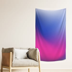 Puede incluir: Un tapiz de pared rectangular que presenta un degradado de color vertical y suave, que transita desde un lavanda claro en la parte superior, pasando por un azul real profundo en el centro, hasta un rosa magenta vibrante y saturado.