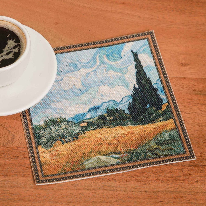 Puede incluir: Un posavasos cuadrado con una imagen enmarcada de una pintura de paisaje. La pintura representa un campo de trigo con un alto cipr&eacute;s en el fondo. El cielo es azul con nubes blancas. El posavasos tiene un marco de madera marr&oacute;n.
